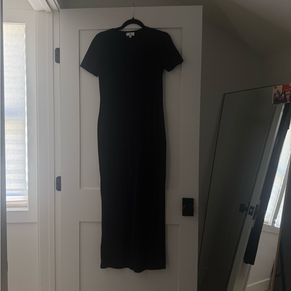 Black Short-Sleeve Maxi Dress — Classic Everyday Style